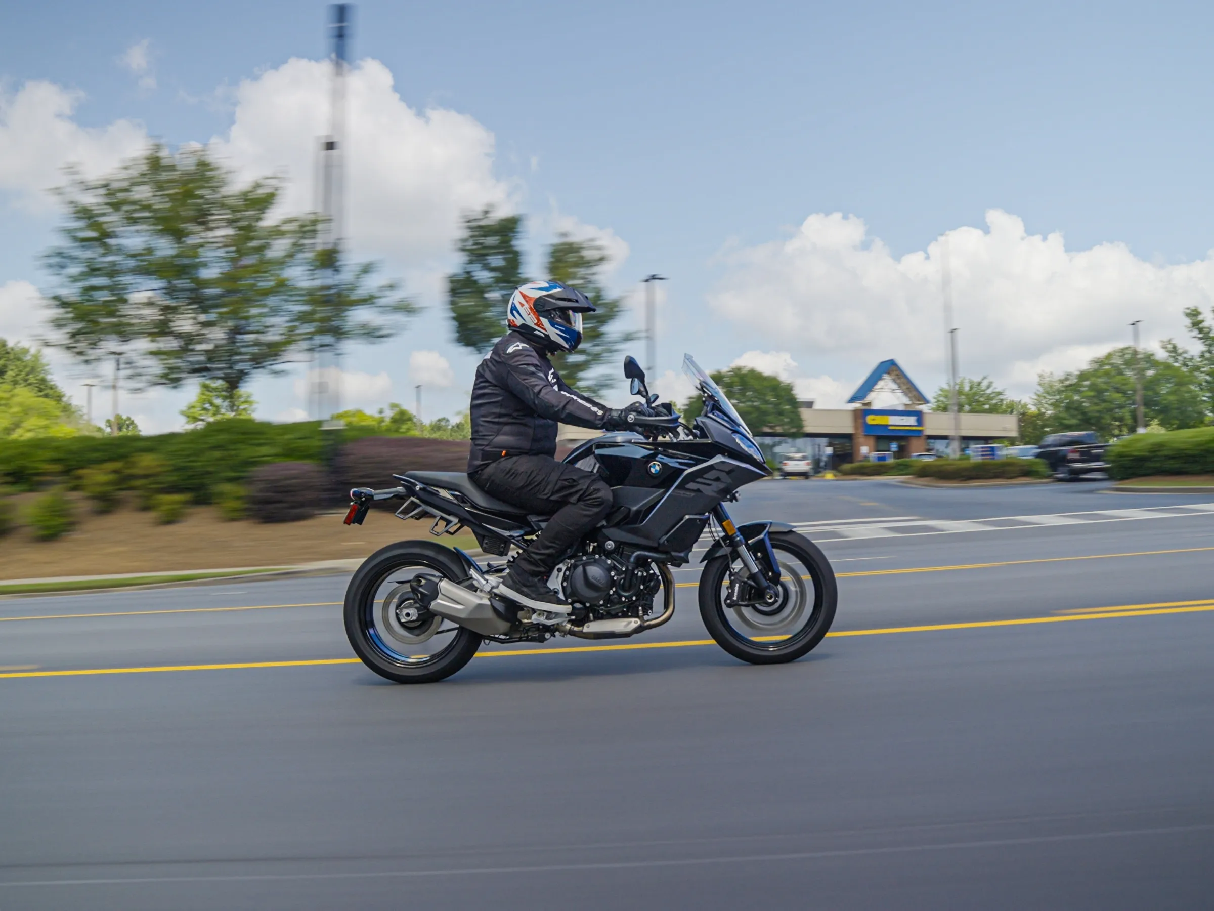2025 BMW F900XR photo 1